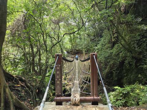 猴崁水圳步道-跨溪繩索吊橋（圖片來源：臺北市政府工務局大地工程處）