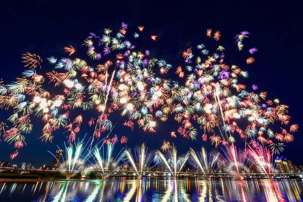 2026大稻埕夏日節登場，0725，0805，0815，3場480秒煙火接力綻放 (圖為2025年活動之千輪煙火)