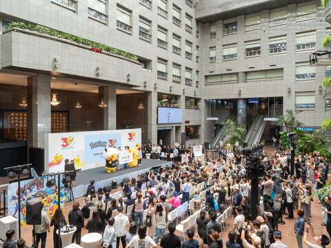 「寶可夢30週年」臺北站記者會現場可愛的皮卡丘吸引大量人潮圍觀拍照，一睹國際巨星丰采。（圖片來源：臺北市政府觀光傳播局）