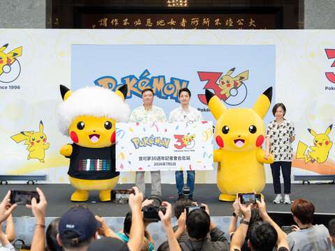 「寶可夢30週年」臺北站圓滿落幕，The Pokémon Company董事福永晉（左）、臺北市長蔣萬安（中）及《Pokémon GO》亞太區資深行銷總監許世婉（右）一同合影留念。（圖片來源：臺北市政府觀光傳播局）