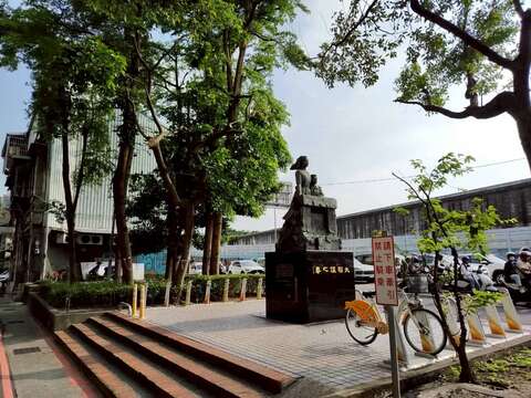 廣場中央矗立著公共藝術作品《大稻埕之春》,是青銅鑄成的,母子相擁而立,共同凝望遠方。(圖片來源:臺北市政府工務局公園路燈工程管理處)