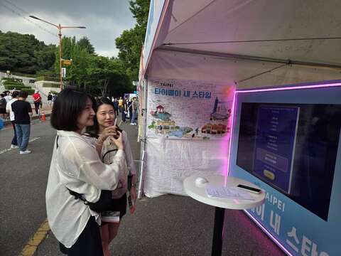 韓國民眾透過「Taipei, 내 스타일」互動體驗,探索屬於自己的旅行Type(圖片來源:臺北市政府觀光傳播局)
