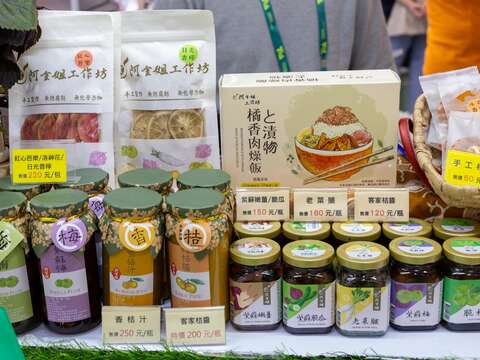 現場展售客家桔醬、老菜脯及各式醃漬加工產品，展現客庄飲食文化特色。（圖片來源：台灣觀光協會）