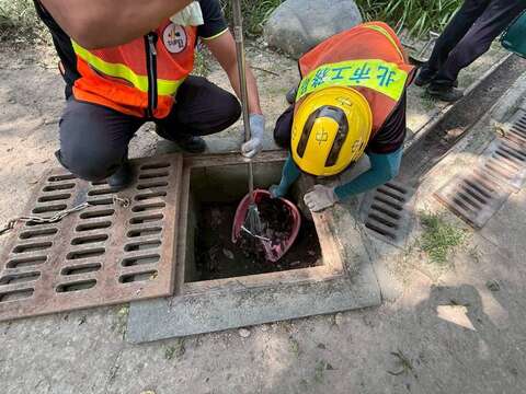 公園處加強清理陰井側溝,積極做好防災整備(圖片來源:臺北市政府工務局公園路燈工程管理處)