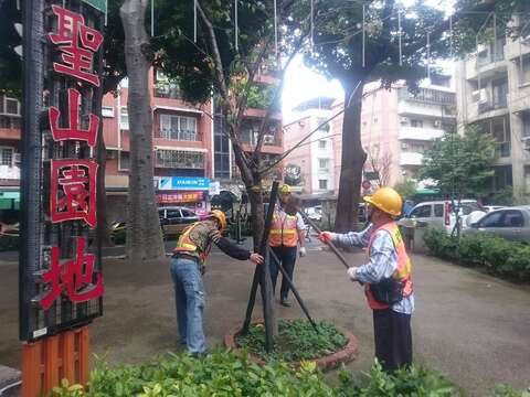 加強立支柱,積極做好防災整備(圖片來源:臺北市政府工務局公園路燈工程管理處)