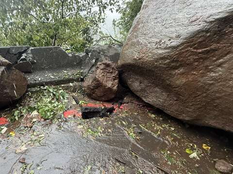 路面落石照片(圖片來源:臺北市政府工務局大地工程處)