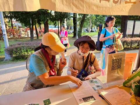志工協助民眾填寫第八期志工招募報名表。(圖片來源:臺北市政府工務局公園路燈工程管理處)