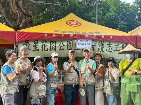 志工利用里辦活動與民眾互動,邀請更多人加入第八期生態守護志工行列。(圖片來源:臺北市政府工務局公園路燈工程管理處)