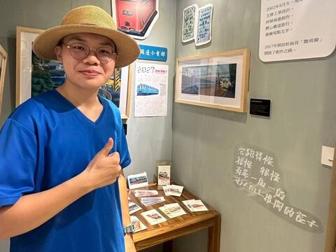 照鈞老師在展場內