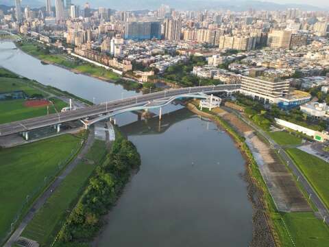 民權大橋景觀橋下游側遠照(圖片來源:臺北市政府工務局新建工程處)