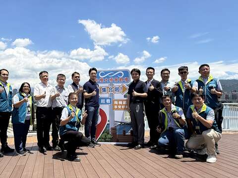 民權大橋景觀橋啟用典禮-市長與施工團隊合影(圖片來源:臺北市政府工務局新建工程處)