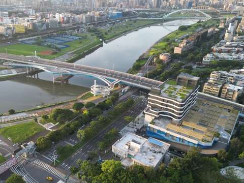 民權大橋景觀橋下游側遠照-松山端(圖片來源:臺北市政府工務局新建工程處)