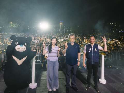 李泰興副市長(左3)、林士斌副秘書長(右1)、觀傳局長余祥(左2)與熊讚及台下民眾開心合照(圖片來源:臺北市政府觀光傳播局)