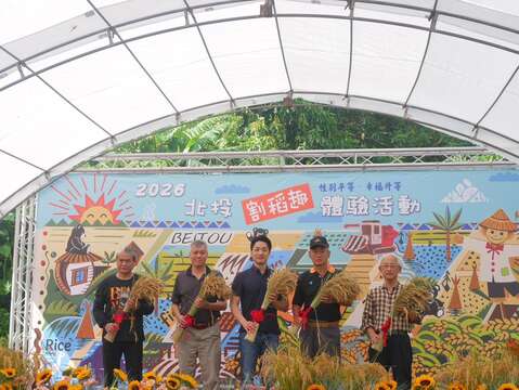 市長與與會來賓製作稻穗手工藝品（圖片來源：臺北市政府產業發展局）