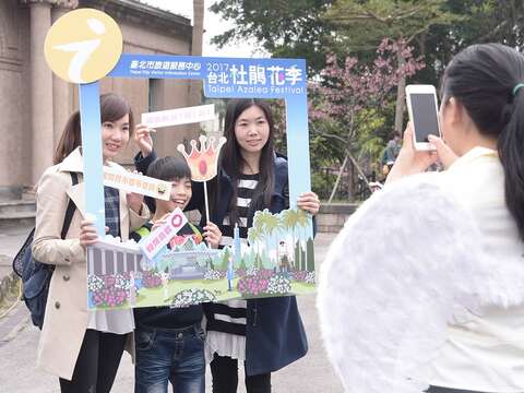 民眾熱烈參與行動旅服拍照打卡獲好禮活動