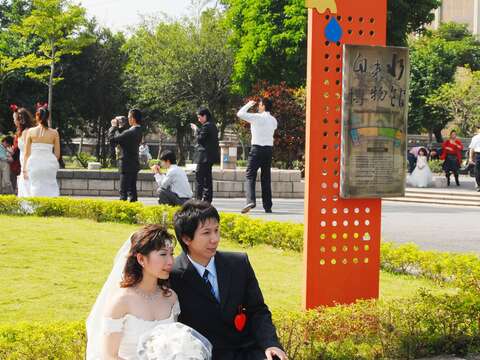 春季復古婚紗走秀讓杜鵑花季增添派對感。（圖／台北市政府民政局提供）