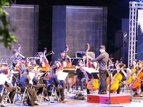 台北市立交響樂團於大安森林公園月夜下奏起春日組曲。（圖／台北市立交響樂團提供）