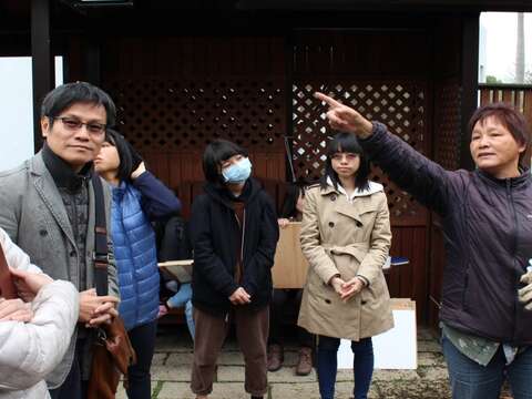 圖2、玫瑰花栽培達人陳主奉督導介紹玫瑰的生長概況及背後故事。