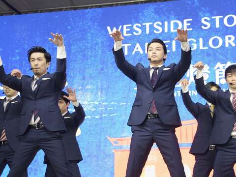日本知名舞蹈音樂團體「WORLD ORDER世界秩序」擔綱2017台北燈節開幕點燈嘉賓。(劉佳雯攝)