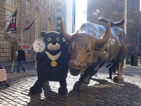 熊讚到華爾街摸銅牛，希望為臺北世大運添好運。（陳怡竹攝）