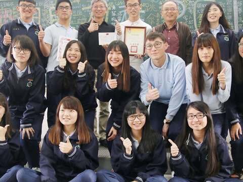 新竹高商公民課教師張國賓（後排左3）讓學生在黑板上寫下夢想，文字保留1年，激勵學生們努力實現。（圖／中央通訊社提供）