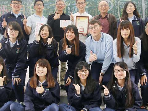 新竹高商公民課教師張國賓(後排左3)讓學生在黑板上寫下夢想,文字保留1年,激勵學生們努力實現。(圖/中央通訊社提供)