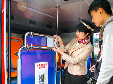 台北市雙層觀光巴士有專人隨車，提供專業貼心的服務。（施純泰攝）