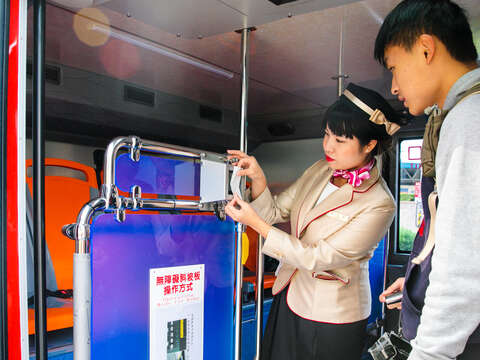 台北市雙層觀光巴士有專人隨車,提供專業貼心的服務。(施純泰攝)