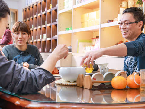 明山茶集導入新觀念，設計新包裝，培養自身外語能力，積極發揚傳統茶文化。（施純泰攝）