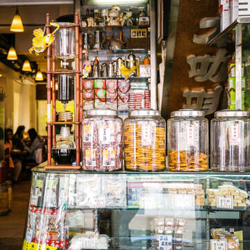 蜂大咖啡店的櫃上,一罐罐玻璃密封罐裝著可口的合桃酥及各式糕餅,讓人彷彿身處50年代的老台北。(施純泰攝)