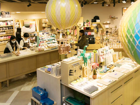 除了書店以外,黃威融也推薦敦南誠品地下2樓的文具館與音樂館。(施純泰攝)