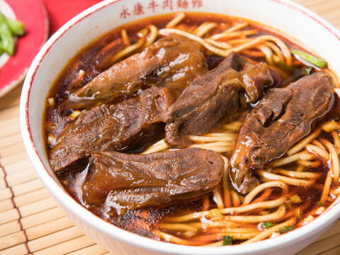 老店永康牛肉麵至今仍堅持烹煮最正統道地的川味牛肉麵,是台北人難以忘懷的老味道。(施純泰攝)