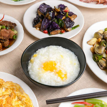 小李子清粥小菜是復興南路上的老字號,搭配一鍋地瓜粥的菜式陣仗很驚人。(施純泰攝)
