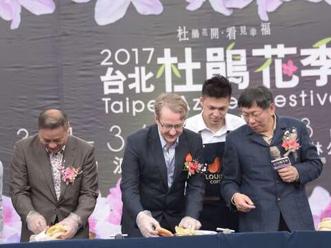 市長與貴賓一同製作幸福三明治。