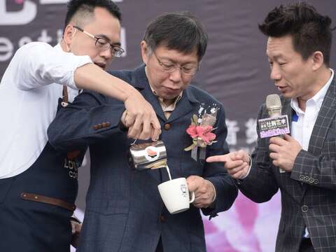 市長現場挑戰咖啡拉花。