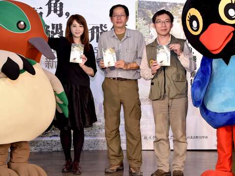 觀傳局局長簡余晏、作家劉克襄與台北市野鳥學會理事長曾雲龍（由左至右）呼籲環境保育