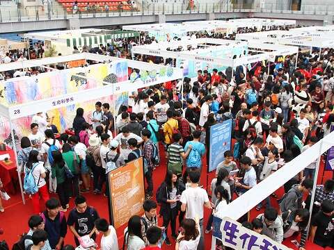 At NTU’s Azalea Festival, you can enjoy the many flowers and departmental exhibits, as well as art performances and ecological experiences. (Photo: National Taiwan University)