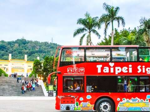 Taipei double-decker sightseeing buses pass by well-known Taipei attractions on their routes. (Photo: Shi Chuntai)