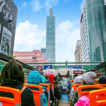 Taipei City double-decker sightseeing buses take you on a novel “on-high” tour of the city. (Photo: Shi Chuntai)
