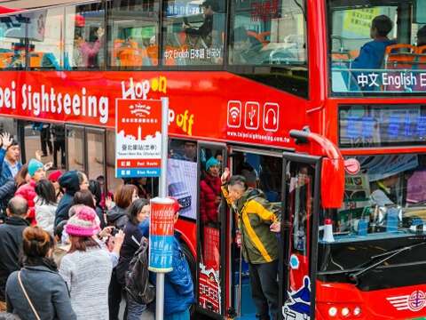 The Taipei City double-decker sightseeing bus service formally went into operation early this year. (Photo: Shi Chuntai)