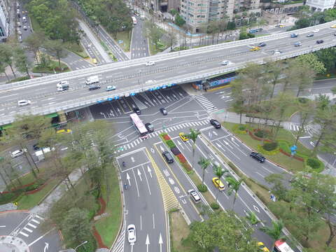 照片01.鳥瞰仁愛路、建國南路草花綠樹構成美麗的圖案