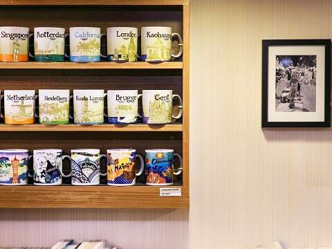 Special Interest Bookstores<br>Where Fans Find Just What They’re Looking For