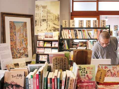 A Utopia for Bibliophiles<br> Reading in Old Houses