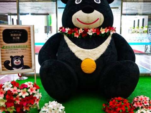 3月春季來臨，熊讚戴上由杜鵑花織成的花冠及花圈，在市政府1樓西側門與大家相見歡