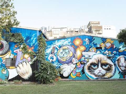 Roiling Graffiti Art<br> Meandering a Street & Film Graffiti Landscape