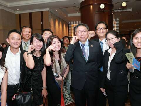 泰國當地華人爭相與柯市長合影比出可愛啾咪手勢。