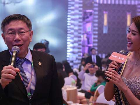 泰國小姐阿莉邀請市長合唱《月亮代表我的心》，現場氣氛熱絡。