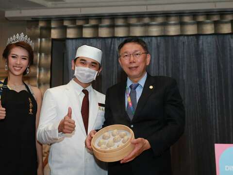 柯市長與泰國小姐陳泰莉一起包小籠包，推廣臺北美食，歡迎泰國朋友來臺北品嚐美食。