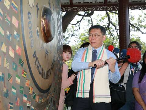 柯市長敲響世界和平鑼，為世界與臺灣的和平祈福