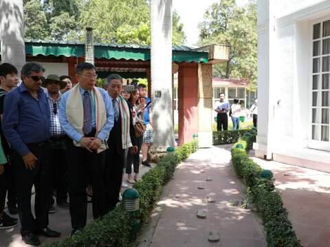 柯市長在甘地紀念館館長與我國駐印度大使田光中陪同下，循著甘地生前最後的足跡前進